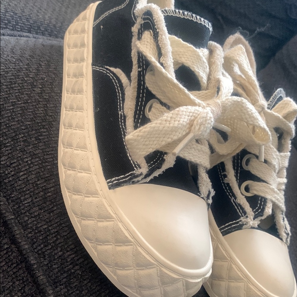 Stylish Black and White Wm Sneakers